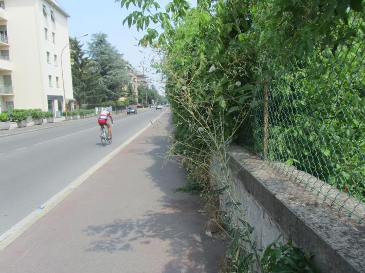 Paura in via Zarotto: bambino cade dal passeggino, &egrave; grave