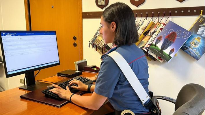 Lancia due mattoni sull'auto di un coetaneo 