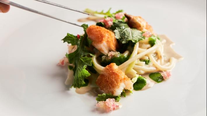 Spaghetti al granchio, marasciuoli  e finger lime 