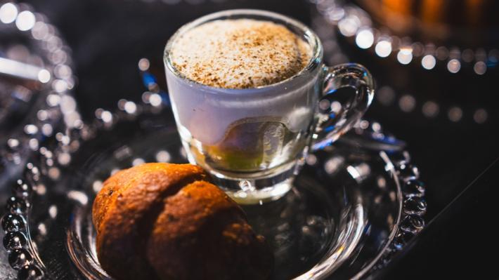 Cappuccino salato con brioche  alle olive