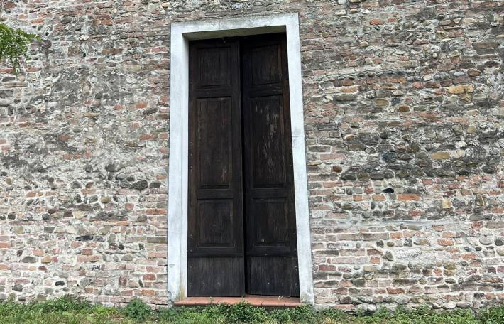 Forzata la porta della pieve romanica di San Genesio