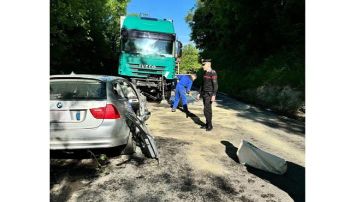 Grave incidente stradale sulla Statale 63 del Cerreto: giovane automobilista in codice rosso