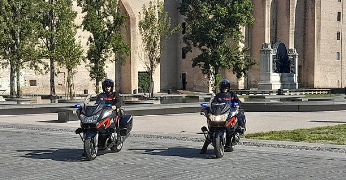 Al culmine di un litigi viene colpito con una bottiglia. 26enne straniero denunciato per lesioni e sottoposto ad allontanamento dal centro urbano. Denunciato e sottoposto a Daspo Urbano. Il Daspo urba