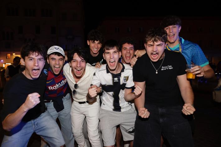 Esplode la gioia dei tifosi crociati in piazza Garibaldi e a Bergamo