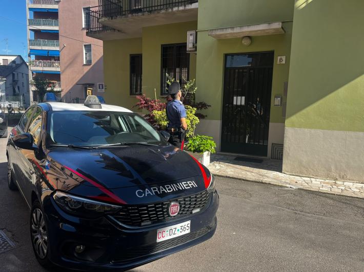 Choc a Fidenza: aggredito in casa,  chiede aiuto poi cade a  terra con un coltello piantato nel torace