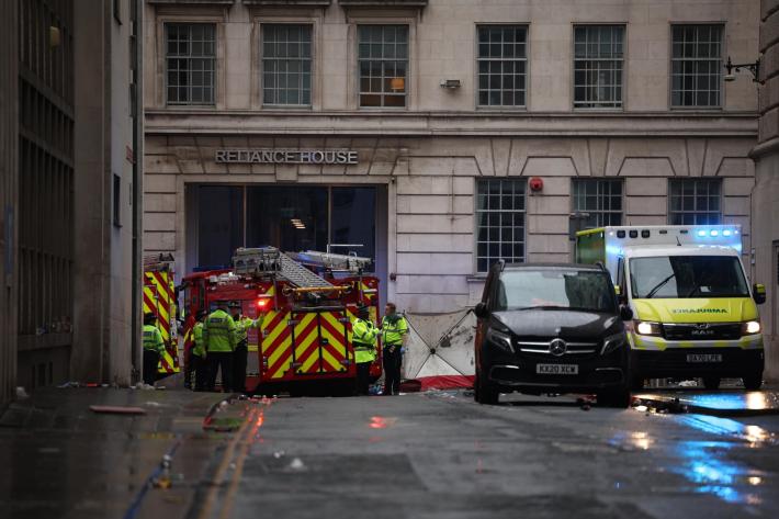 Un'auto investe i pedoni alla parata per la vittoria del Liverpool: indagini in corso 