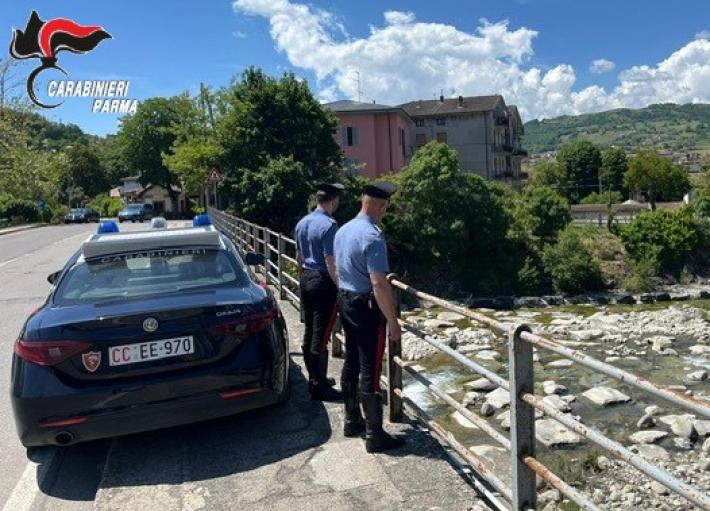 Borgo val di Taro: minaccia di gettarsi dal ponte sul fiume Tarodine. I carabinieri intervengono e la salvano