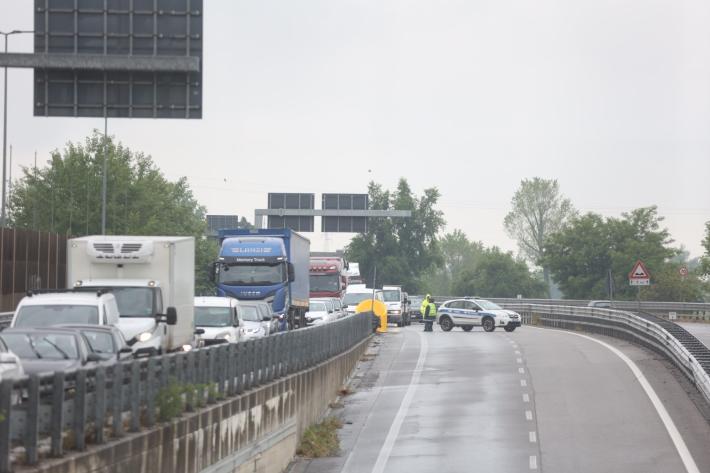 Furgone si ribalta in tangenziale nord: code e rallentamenti