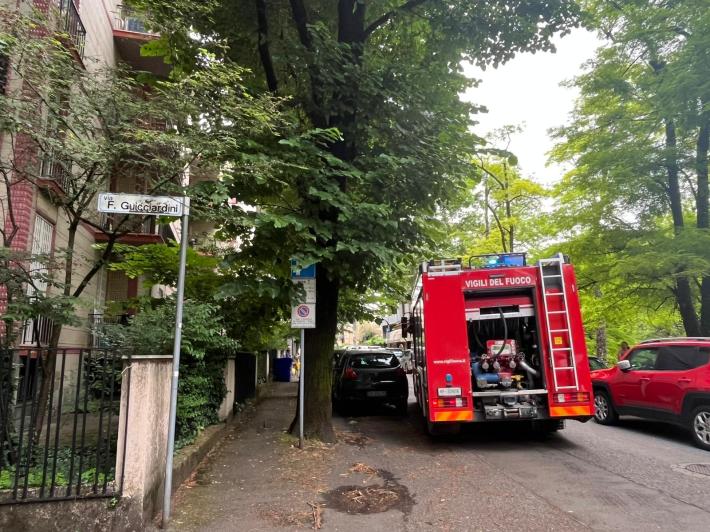 Incendio in un palazzo, vigili del fuoco in via Duca Alessandro 