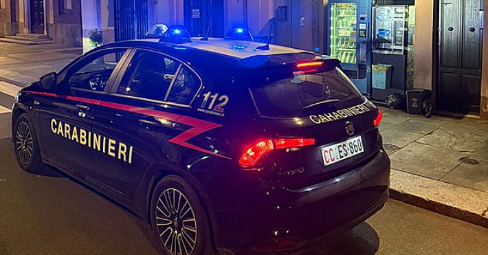 In piena notte sfonda la cassa di un distributore automatico di via Bixio e tenta la fuga in bici ma viene subito intercettato e fermato dai carabinieri prontamente intervenuti. Arrestato 32enne