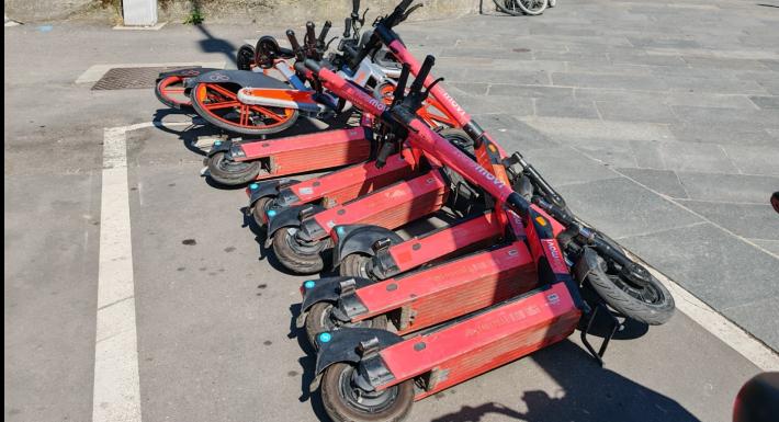 Filotto di monopattini in piazzale Santa Croce