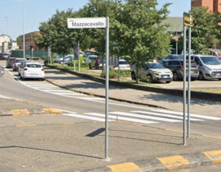 Scontro tra auto al Centro Torri, due persone incastrate e un ferito