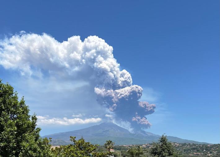  Crolla parte del cratere dell'Etna, nube eruttiva alta chilometri 