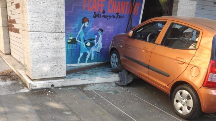 Salso, incidente in via Campanini: auto si schianta contro una vetrina