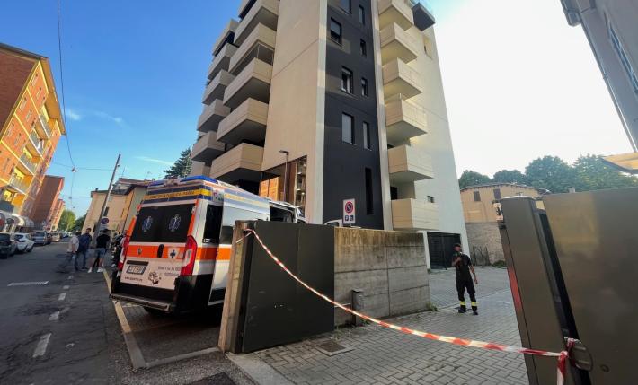 Paura in via Rubini, incendio in un appartamento: evacuato il palazzo