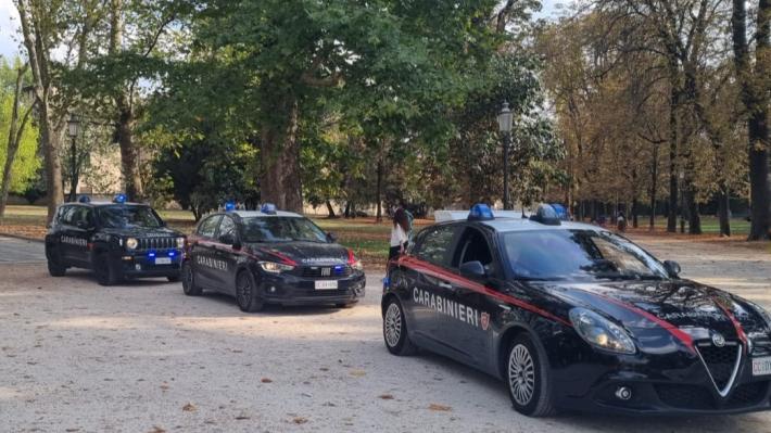 Infastidisce i passanti durante lo Street food, poi con un coltello ferisce un addetto alla sicurezza: arrestato 41enne