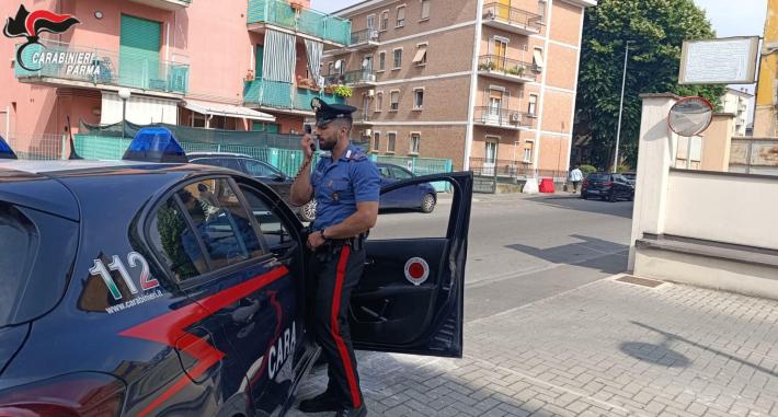 Entrano in un centro massaggi con macete e coltelli: giovani rapinatori nei guai 