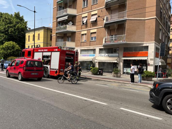 Via Emilia est, incendio in lavanderia: vigili del fuoco in azione