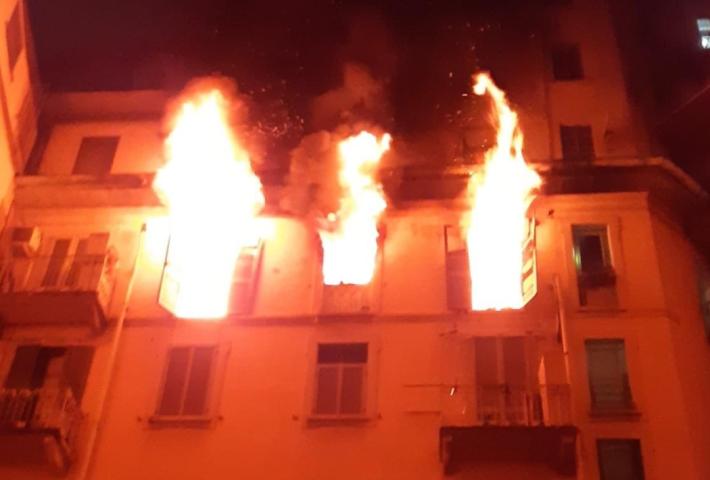 Incendio a Milano, una donna di 48 anni si lancia dal suo appartamento e muore. Sentito il convivente