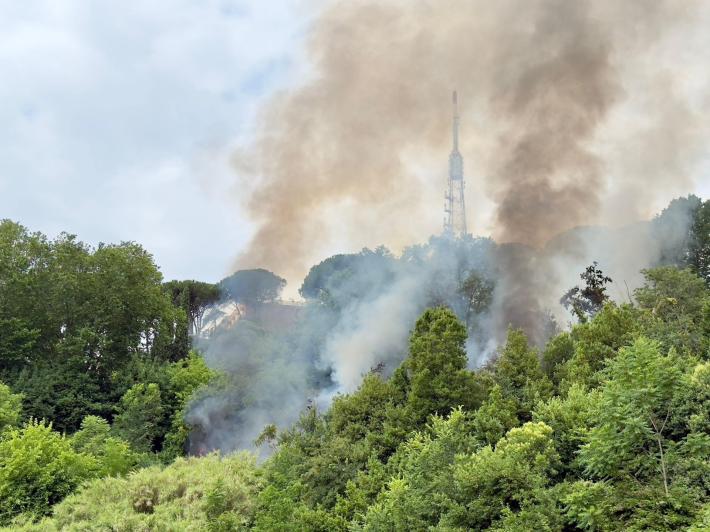 Roma, fiamme sulla collina di Monte Mario. Strade chiuse