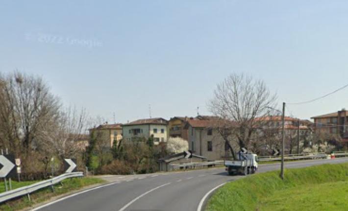 Moto sbanda e finisce fuori strada a Bannone: due feriti