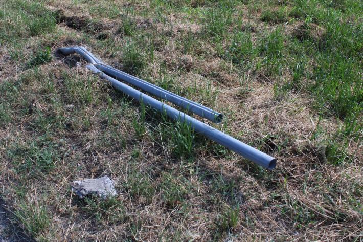 Auto fuori strada a Zibello trancia cartelli e cavi elettrici: l'autista, poi, se ne va