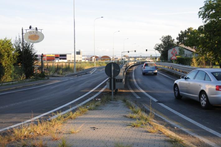 Viale Forlanini, frontale tra due auto all'incrocio con l'Asolana