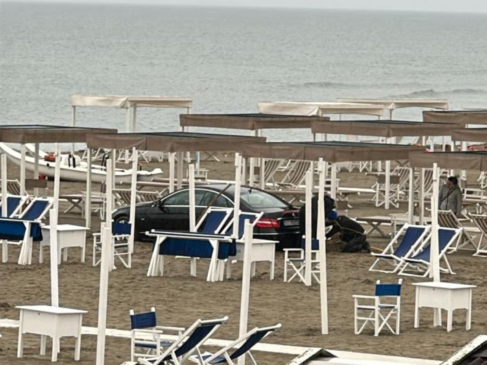 "Colpa del navigatore": un'altra auto si insabbia tra gli ombrelloni a Forte dei Marmi