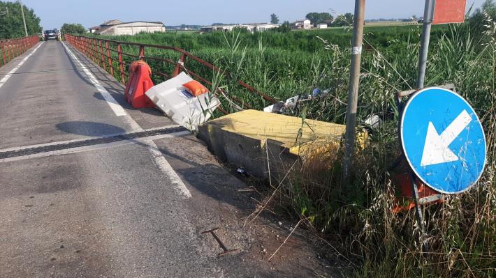 Camion finisce contro le barriere: chiuso il ponticello sullo Stirone