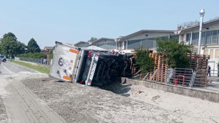 Roccabianca, camion si ribalta e finisce fuori strada: gravissimo il conducente