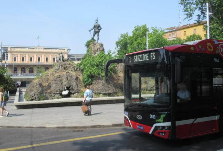 Il filobus 1 torna al capolinea &laquo;storico&raquo;: la stazione ferroviaria. E in via Garibaldi passa anche la linea 2