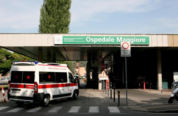 Bimbo di 8 anni soccorso in piscina e morto al Maggiore: la Procura apre un fascicolo