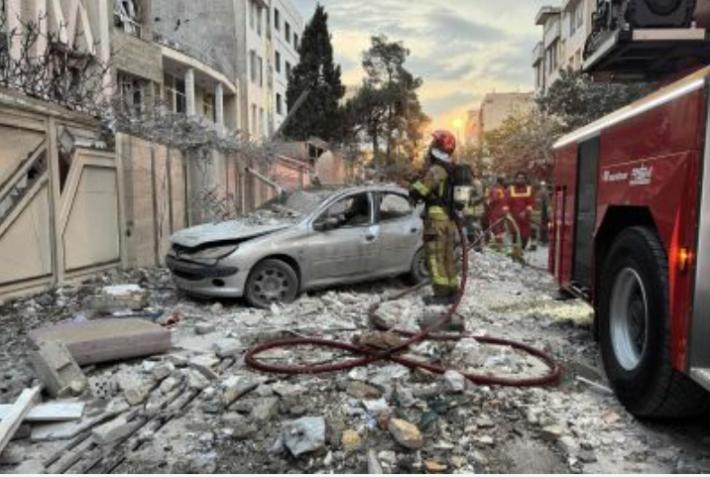 Israele attacca l&rsquo;Iran, colpiti siti nucleari e militari: &laquo;Uccisi il capo di Stato maggiore e la guida dei Pasdaran&raquo;. Teheran risponde con 100 droni