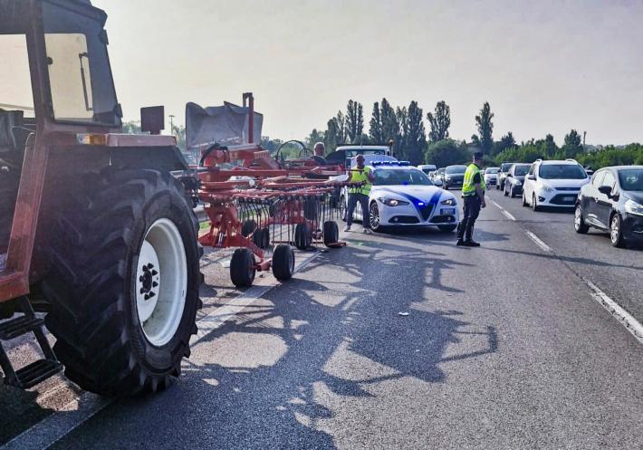 Buca e viene travolto: grave 60enne