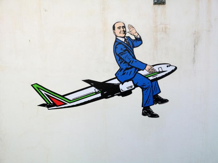 Rimosso a Malpensa il murale dedicato a Silvio Berlusconi