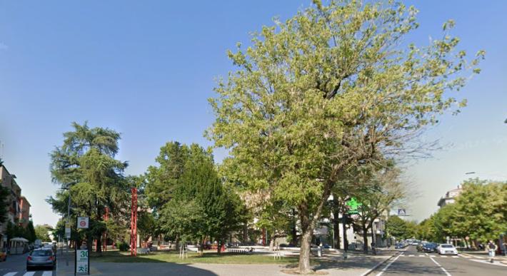 Litiga pesantemente con la mamma, per strada, in piazzale Pablo e minaccia con una pistola (finta) un passante che la difendeva:  denunciato un 38enne