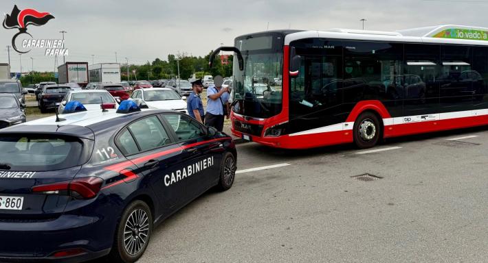 Parma: panico su un autobus urbano, vetri infranti e servizio interrotto. Denunciato 40enne straniero 