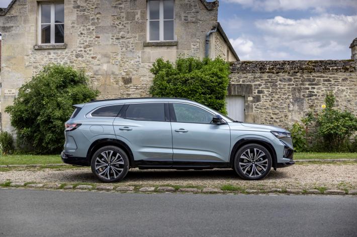 Renault Espace, full hybrid E-Tech da 200 Cv. Ecco come va