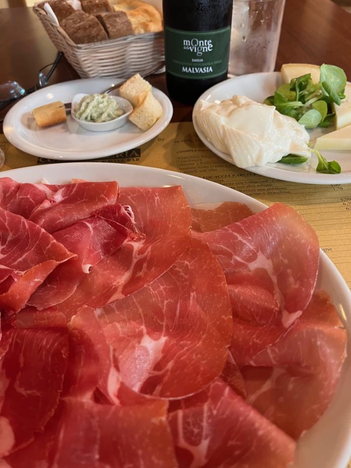 Culatelleria, la semplicit&agrave; paga: salumi e formaggi piacciono a tutti