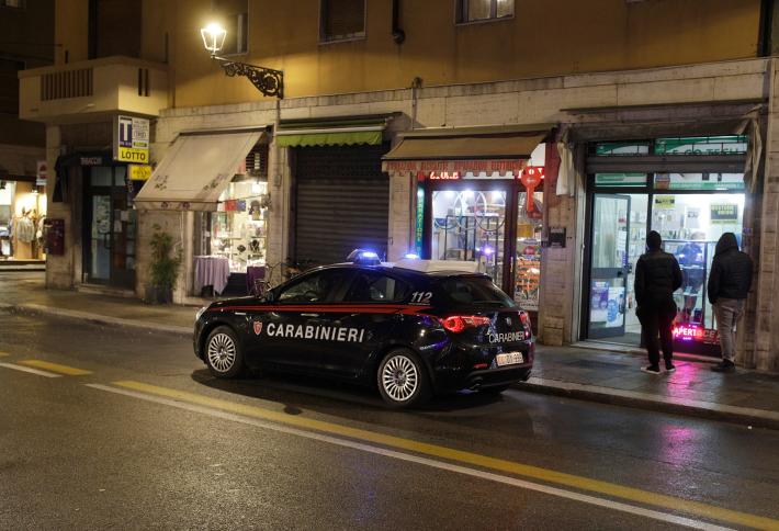Violenta lite all'una di notte:  insulti, schiaffi e bottigliate