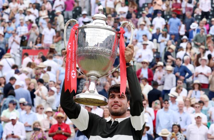 Alcaraz trionfa anche  sull'erba: &egrave; suo il Queen's. A Halle vince Bublik