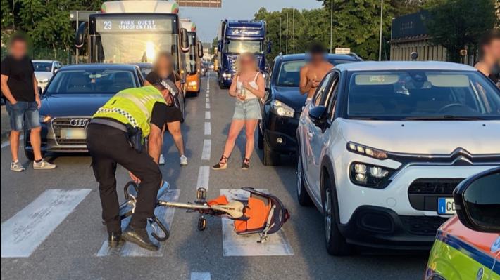 Scontro tra auto e bici in via Emilio Lepido: un uomo e un bambino finiscono a terra - In aggiornamento