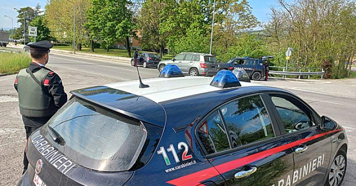 Durante un controllo alla circolazione stradale minacciano i carabinieri di pattuglia. 44enne e 39enne italiani arrestati per resistenza a pubblico ufficiale.
