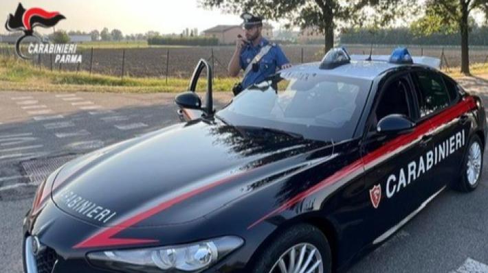 Abbatte una parete e occupa abusivamente un appartamento che era stato pignorato e messo all&rsquo;asta. Dopo l&rsquo;intervento dei carabinieri, l&rsquo;immobile viene sequestrato e all&rsquo;interno viene trovato un pugnal