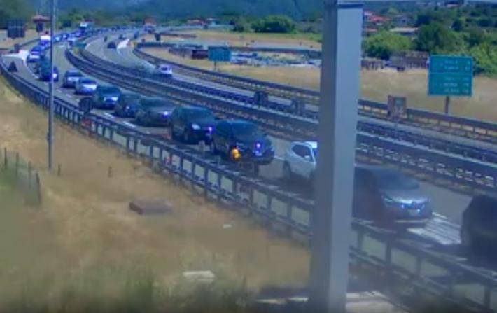 Tutti al mare: 10 km di coda  allo snodo di Aulla per andare in Versilia