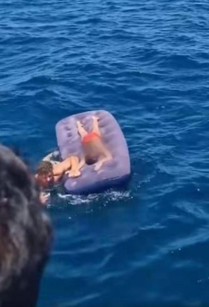 Bimbo di 5 anni finisce al largo col materassino: salvato