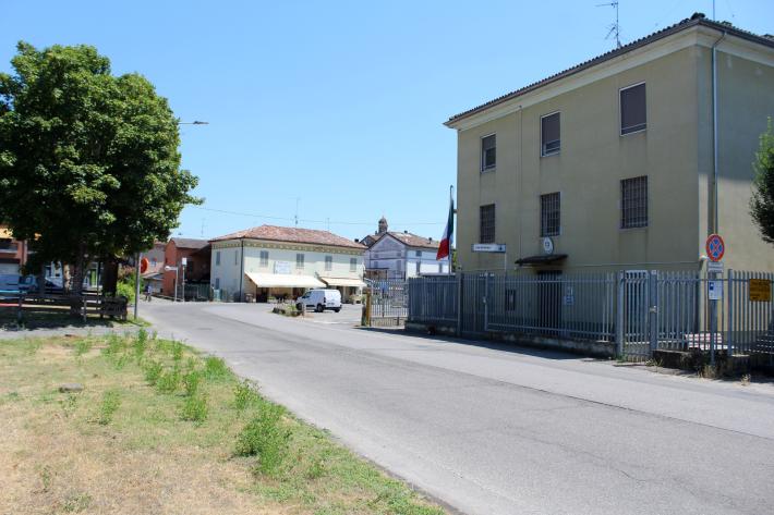 Rovinosa caduta, questa mattina, per un anziano, proprio di fronte alla caserma dei carabinieri di Polesine Zibello