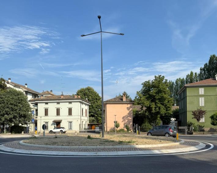 Ha riaperto la rotatoria tra via Mantova e via Parigi