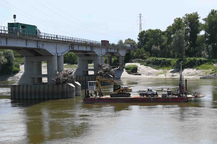 Ponte sul Po Colorno-Casalmaggiore al lavoro per gli ultimi due sondaggi geotecnici. Operazioni in alveo, con l&rsquo;utilizzo di una chiatta, e su un isolotto