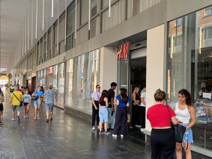 Black out in via Mazzini, un negozio di vestiti completamente al buio